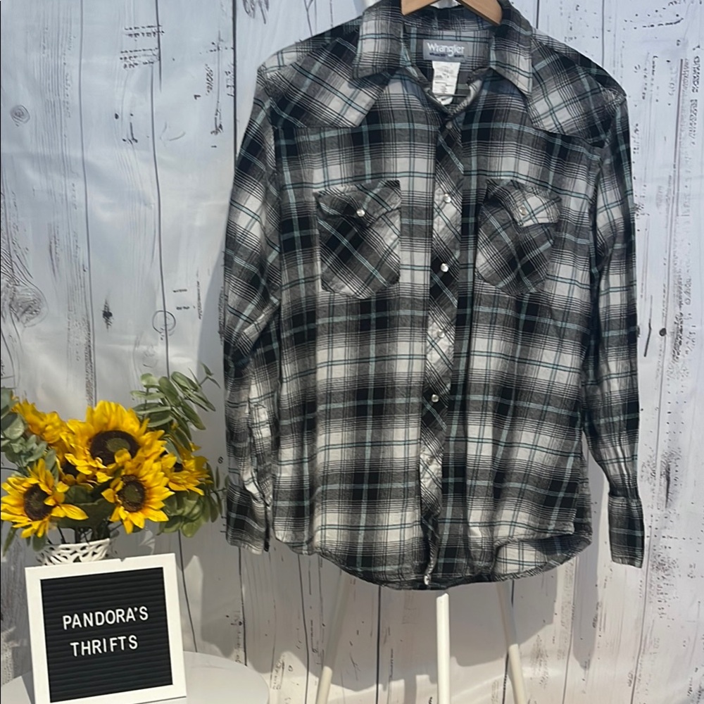 Wrangler Black/Blue/White Plaid Flannel Shirt Size L Pearl snaps Preowned